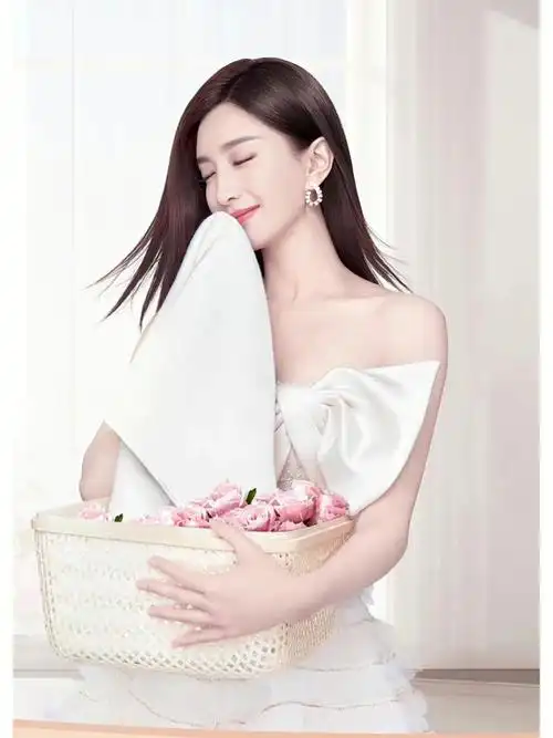 djula—江疏影佩戴比弗利山庄系列耳饰拍摄