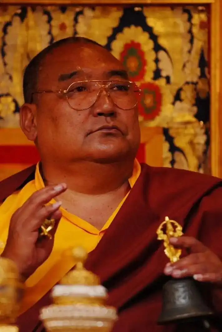 今天在此介绍噶陀寺五大黄金法台持有者,第一位噶