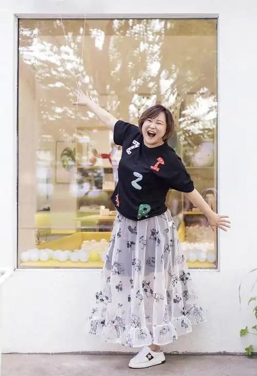 贾玲胖到失控了穿t恤暴露脖子几层肉清新穿搭却意外减龄