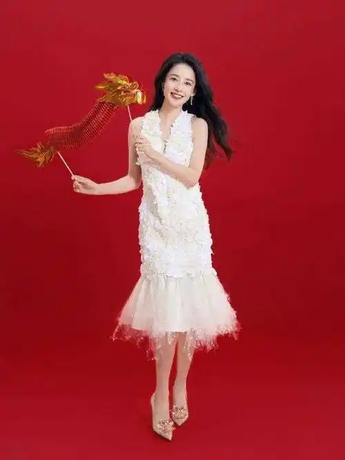 李沁手持冰糖葫芦甜美拜年美图来喽_生活_祝福_笑容