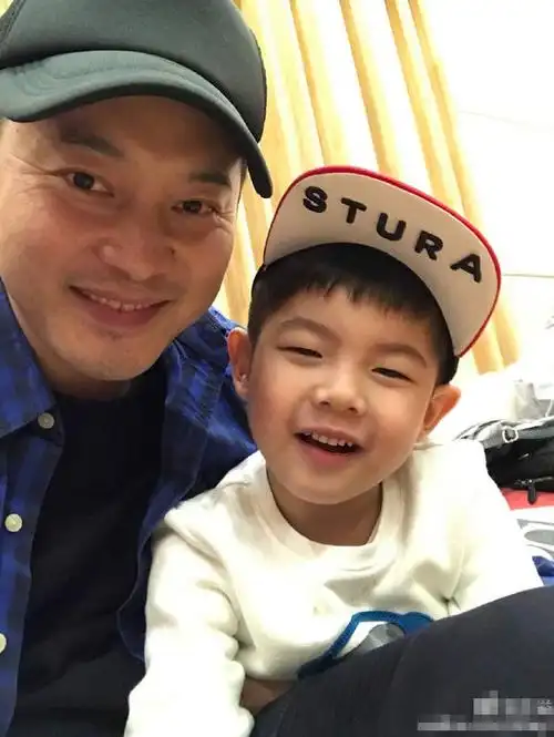 沙溢晒儿子萌照却遭嫌弃:一脸褶子影响看安吉