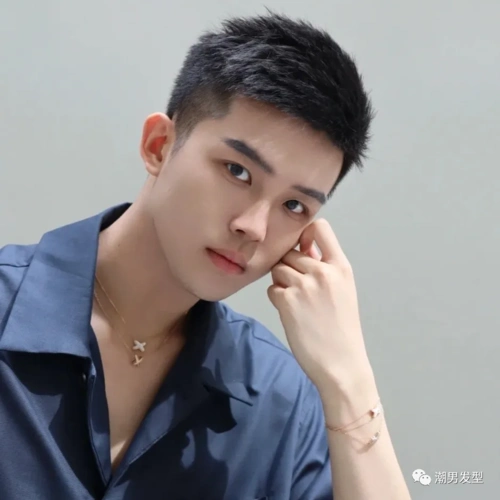 男生在夏季的发型,可以说是剪得越短就越好,这样可以保证绝对的清爽