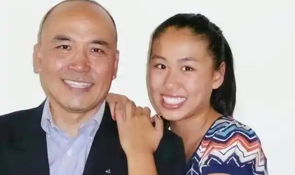 郎平丈夫王育成:鉴宝专家甘做"家庭煮夫",再婚7年有笑有泪