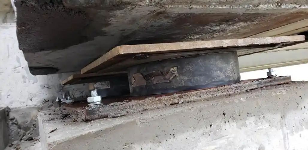 梁底预埋钢板和支座垫石钢板上下对不上怎么解决