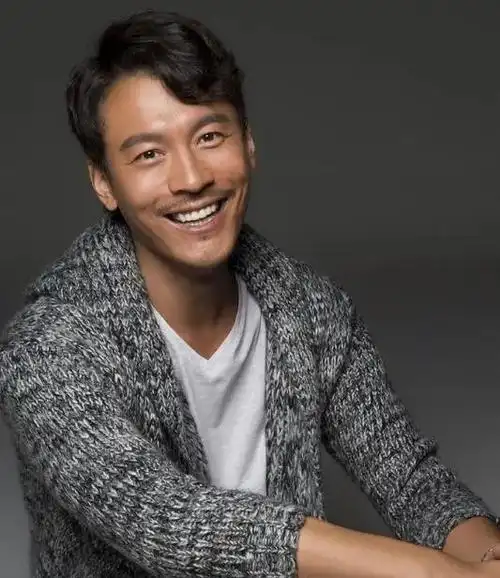 不知名男演员王东家暴却有网友责怪他妻子造成二次伤害