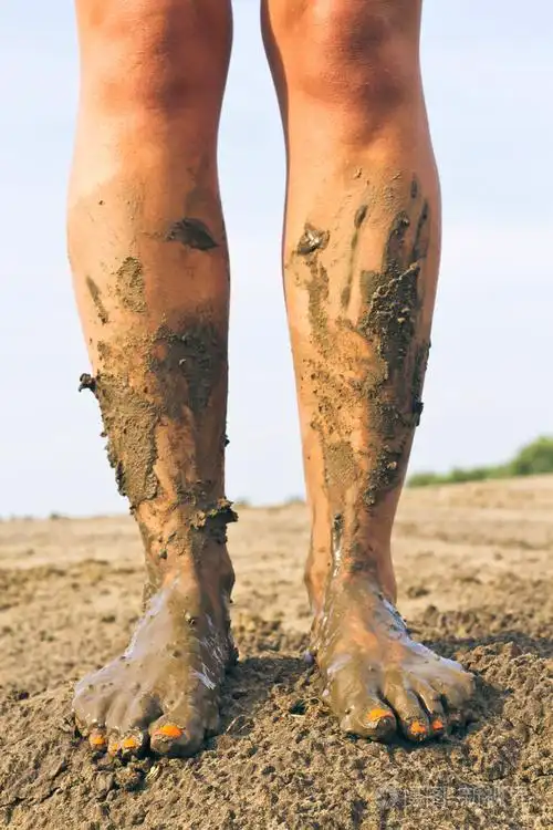 脏的脚光着脚在地上