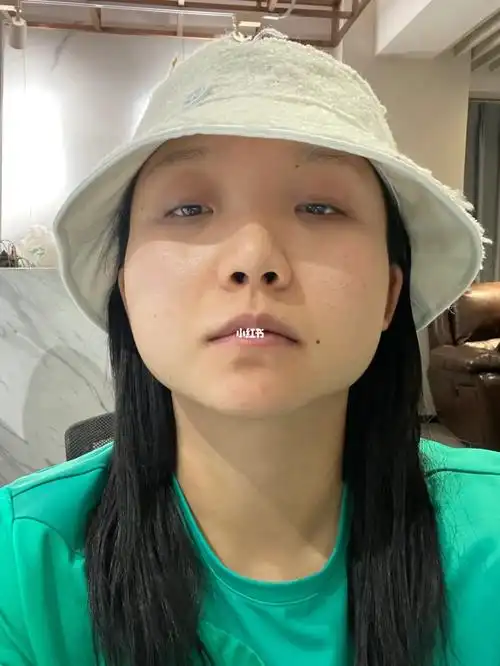 辣目洋子自拍两张