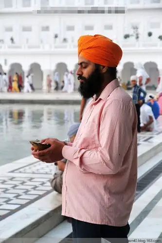 高大魁梧,大胡子的巴基斯坦男子