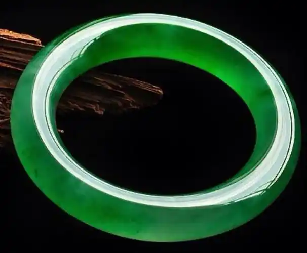 玻璃种帝王绿翡翠图片(帝王绿翡翠品种)?