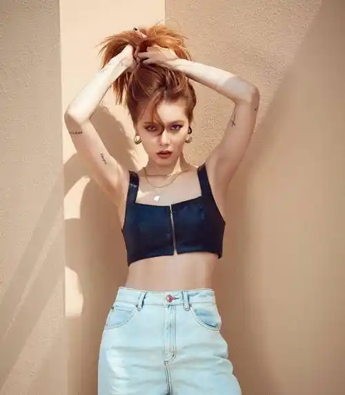 原创金泫雅终于胖了染棕发穿小一号上衣美回巅峰期双腿却依旧纤细