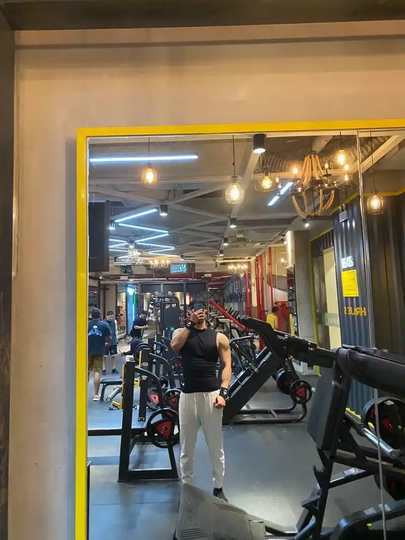 健身房里的奇怪现象 有些男的可能从小穷怕了 一个人要用8个哑 - 抖音