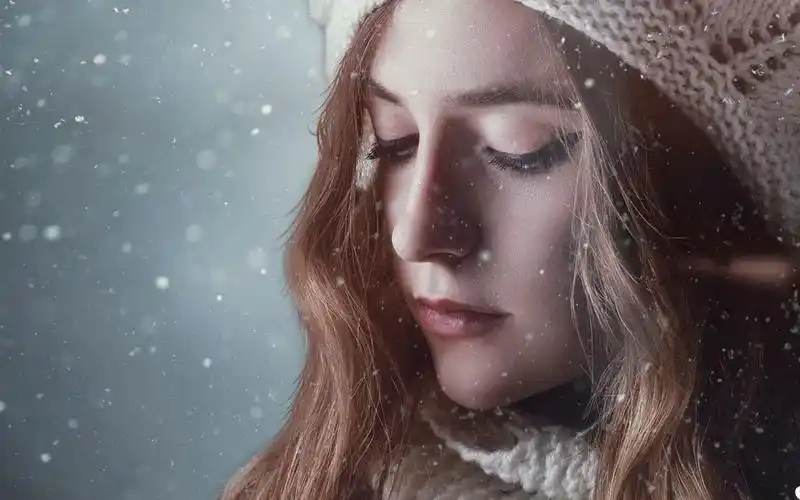 气质美女在雪中