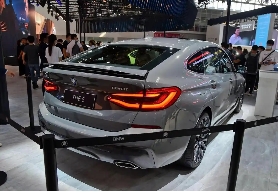 除了个性化的外观之外,这台宝马6系轿车还配备了12.