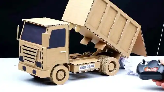 小哥创意diy,用纸壳自制"小卡车",按下开关就自动卸货!
