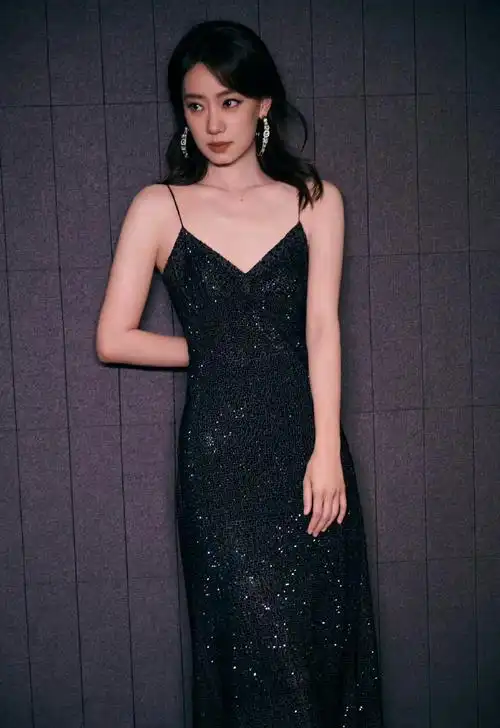 张小斐暗夜星河吊带裙##张小斐身体曲线