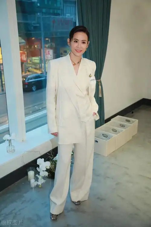 51岁萱萱白色套装还是那么年轻