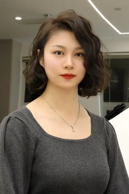 不挑脸型的齐肩卷发 贵短发尴尬期救星～