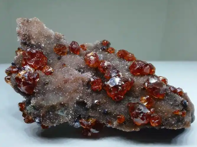 我们的矿物晶体店在广东汕头,我们常常去矿山收购各种矿物,我们可以