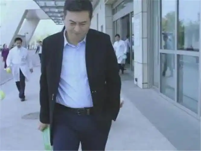 我国非常有名的男演员张嘉译在年轻的时候因为拍戏太拼,所以就患上了