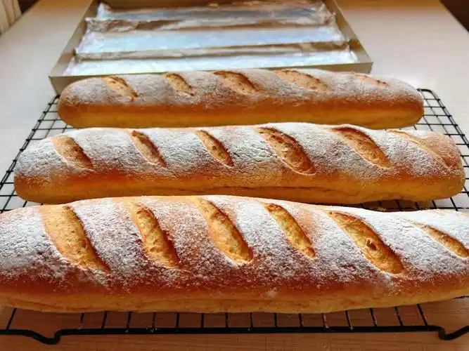 借用了法棍形状的甜面包