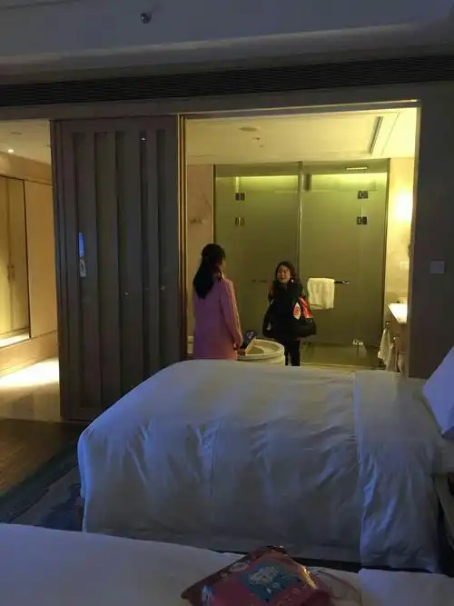 这是我们住的酒店,看着妹妹脸上的笑容,猜猜我们在聊什么