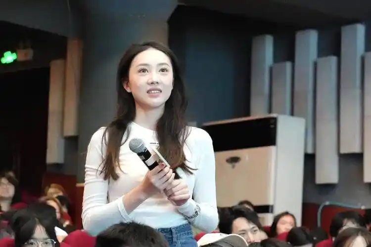 分享表演心得主演团队集体亮相现场,饶雪漫特别介绍了《离歌》的导演