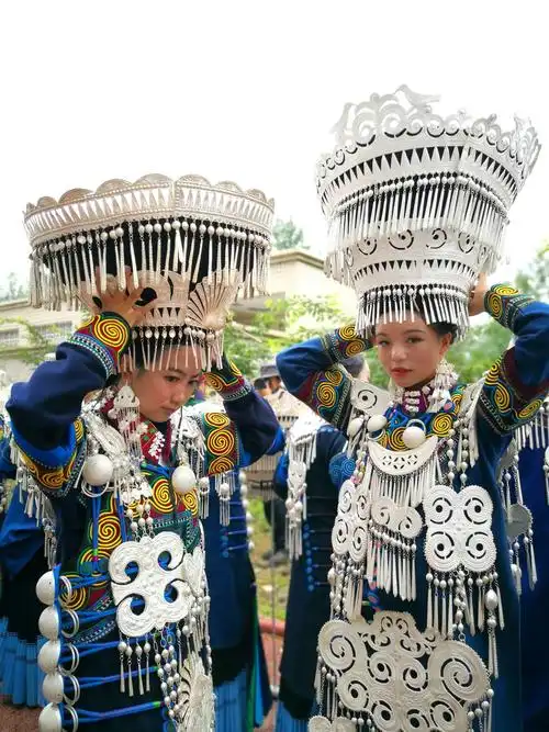 彝族的银头饰是一顶顶精美的艺术品