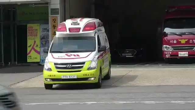 韩国消防队的救护车出警