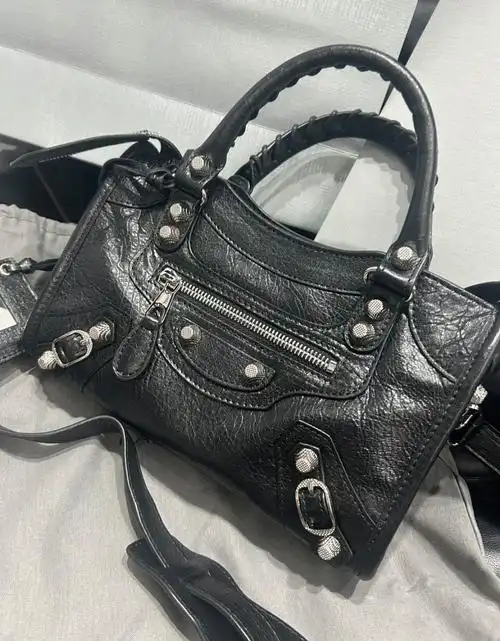 时尚是个轮回!巴黎世家机车包