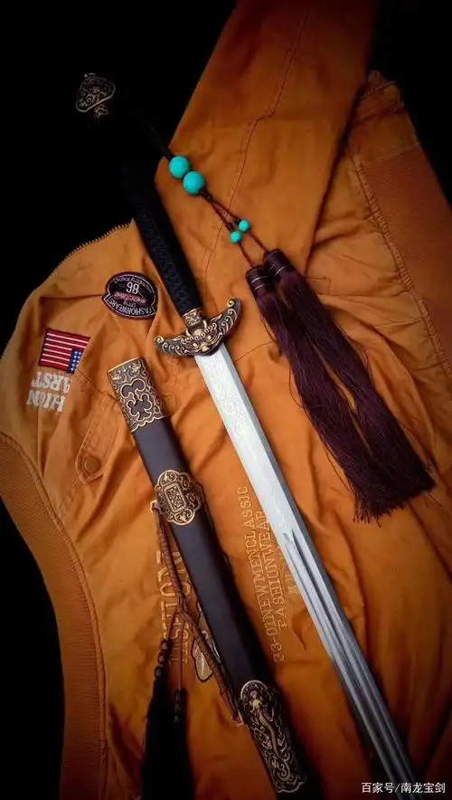 乾隆双手剑,百炼钢锻打,铜装黑檀木剑鞘