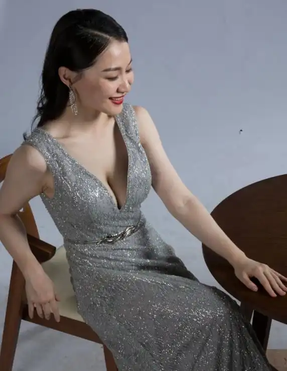 金靖早期写真生图,大方展示事业线锁骨,官宣怀孕让人大吃一惊!