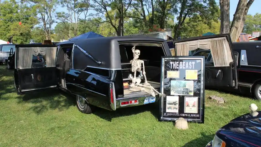 老外车友过汽车万圣节,比比看,哪个车更恐怖?