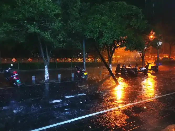 雨中街景