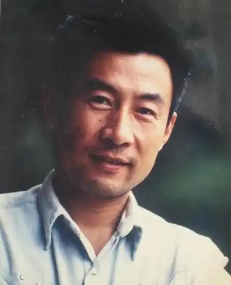 左翎和王建成离婚后,带着女儿与富豪结婚,如今已被丈夫宠成宝