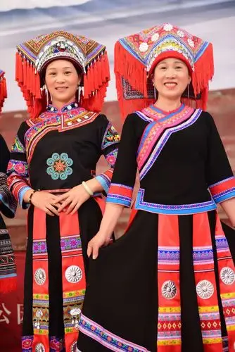 写美篇瑶族头饰颇具有特色,她们创造了多姿多彩的头饰:有"龙盘"形,"a