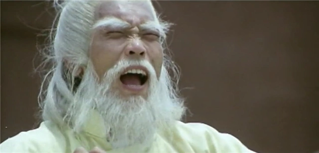 香港"两大腿王"的一部武侠片,捏碎鸡蛋的画面记忆至今|鹰爪铁布衫