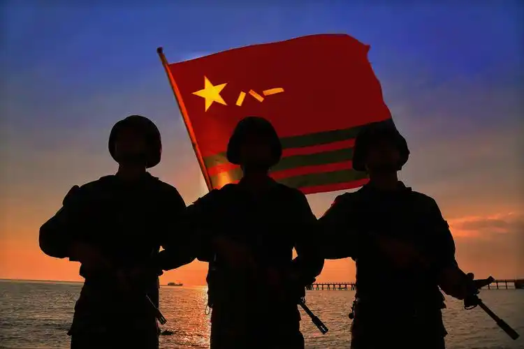 霞光辉映,这组剪影定格了军人最帅的姿态