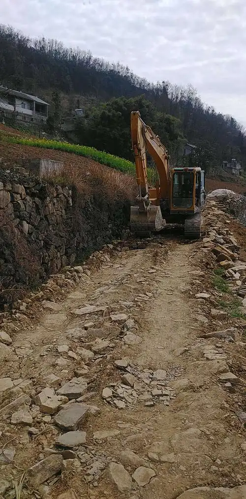 狭窄崎岖不平的路面不足3米宽!