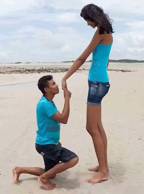 一个身高22米女人和一个15米男人真实生活百态