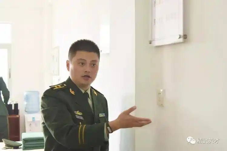 同年作为优秀大学生被武警部队特招入伍,历任排长,副中队长,副指导员