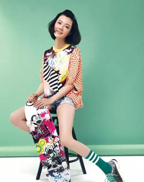 哈密瓜的牛仔短裤搭配蟒纹上衣车晓变身超级花姑娘