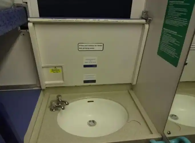 亲测英国酒店式软卧,插座都不给,除了睡还能干啥?_卧铺