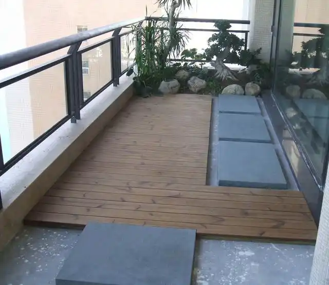 为什么有钱人阳台都铺木地板?听完老师傅分析,懊悔没早知道