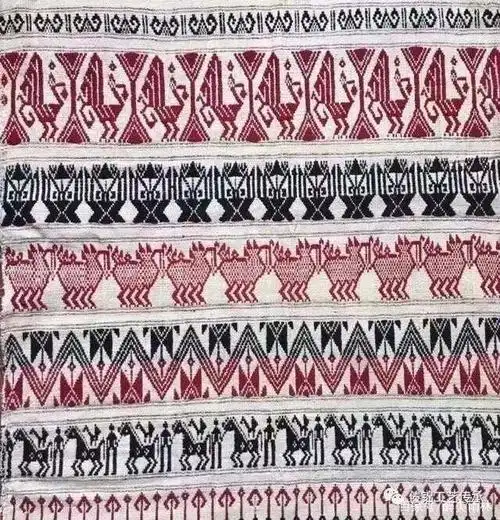 精美有序,具有浓郁的傣族风格的图案,时至今日,几何形图案仍是傣锦上