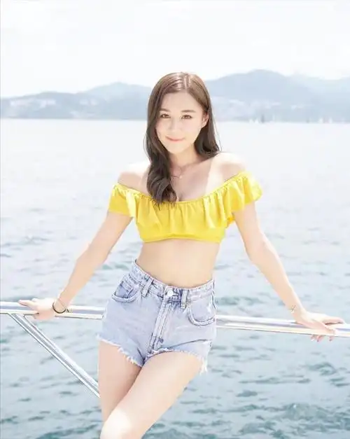 香港tvb女演员陈诗欣与老公度蜜月尽显好身材