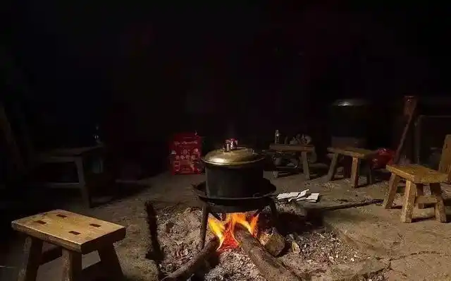 它是生活中非常重要的一部分,像傣族,侗族等每年还要进行火塘祭祀