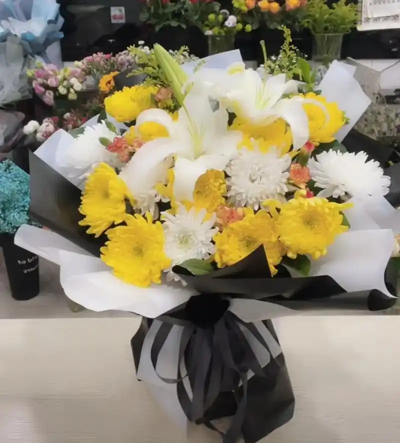 清明扫墓花束 风情云淡思故人,思亲莫让烟尘扰 ,一束鲜花祭故 - 抖音