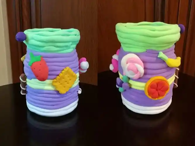 其它 《黏土笔筒》  我们先用泥条盘筑的方法,把笔筒穿上一个有条纹的