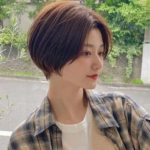 40岁左右剪一款层次分明的短发,不仅自然时尚,还能很好的表现自己立体