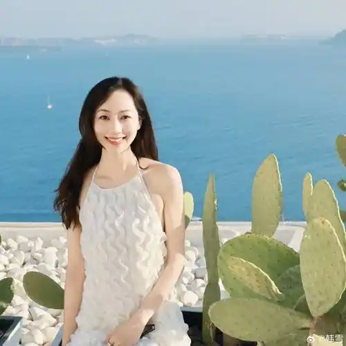 42岁韩雪晒度假美照!红色吊带泳衣配条纹衬衫,没硬挤事业线好美